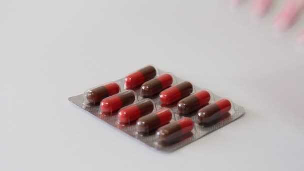 Tabletten. Medizinsymbol auf weißem Hintergrund. — Stockvideo