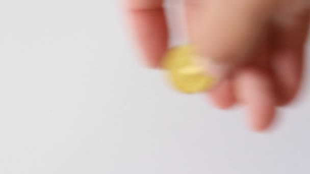 Pièces d'or tombant isolé sur fond blanc 