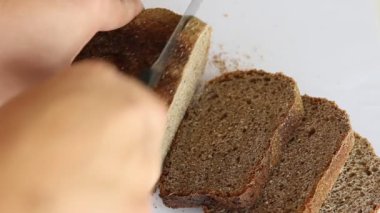 beyaz zemin üzerine koyu ekmek parçaları, dilimlenmiş