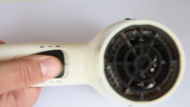 Ligar e desligar o secador de cabelo para secar o cabelo — Vídeo de Stock