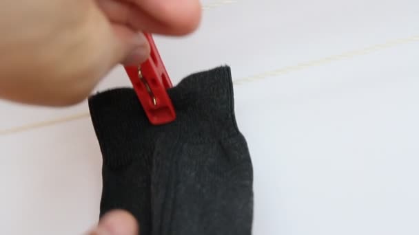 Pinzas coloridas de ropa en una cuerda — Vídeo de stock