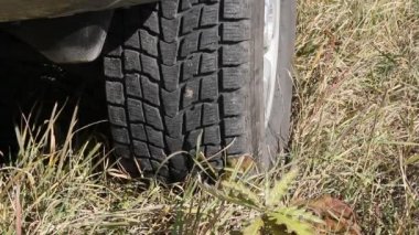 Aşırı Caddesi üzerinde çim ve çamur içinde tanınmayan bir arabanın arkasında