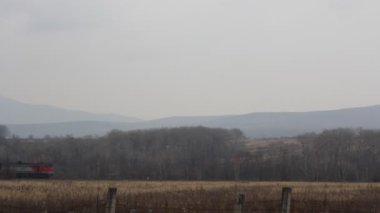 Yük demiryolu üzerinde seyahat treni