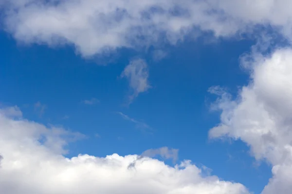 Blå himmel med moln — Stockfoto