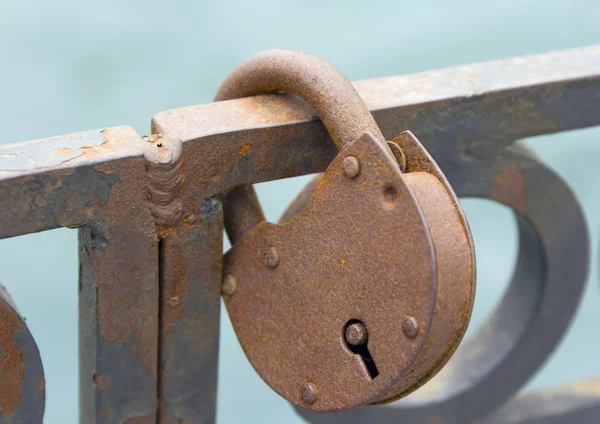 Ritual of affixing padlocks, as symbol of love — Stock Photo, Image