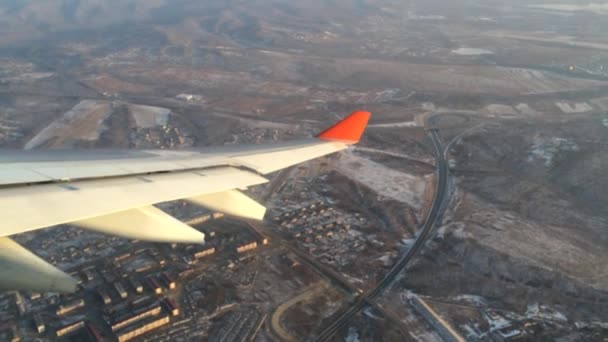 Aterrizaje de un avión en la pista de aterrizaje en la niebla con vistas al ala. Emitir spoilers en el aterrizaje . — Vídeo de stock