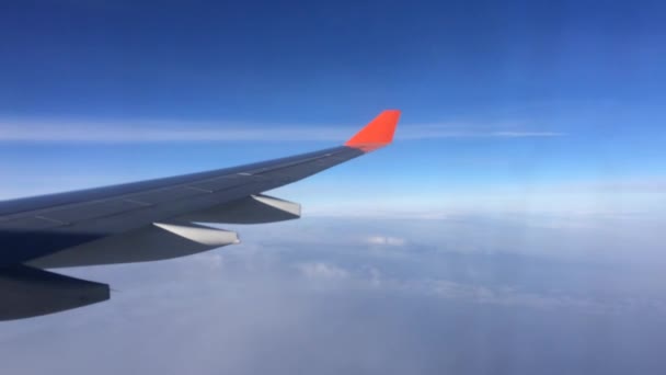 Samolot Lot nad góry błękitne niebo. — Wideo stockowe