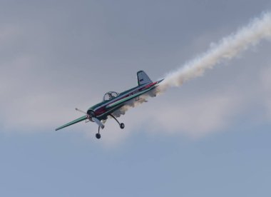 MOSKOVA REJON, CHERNOE HAVAALARI 22 Mayıs 2021: Uçak yak-55 Gökyüzü havacılık festivali, teori ve uygulama.