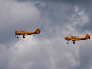Moskova Rusya Zhukovsky Havaalanı 25 Temmuz 2021: Aerobatik uçak Yak-52 'nin gösterisi Uluslararası Havacılık Salonu MAKS-2021.