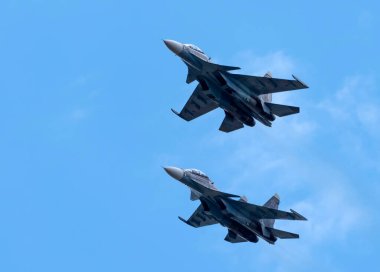 Moskova Rusya Zhukovsky Havaalanı 25 Temmuz 2021: Uluslararası Uzay Salonu MAKS-2021 'in akrobatik Su-30 gösteri uçuşu.