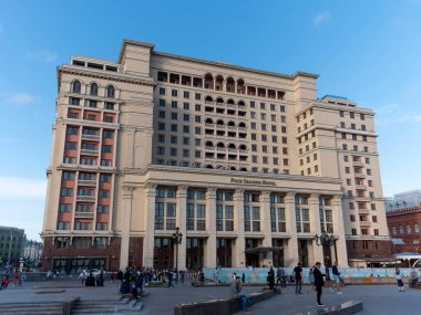 MOSCOW - 21 Mayıs: Moskova 'daki Four Seasons Otel binası ve yürüyen insanlar 21 Mayıs 2019' da Moskova 'daki Manezh Meydanı' nda.