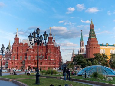 MOSCOW - 27 Temmuz Moskova Kızıl Meydanı, 27 Temmuz 2019 tarihinde Moskova, Rusya 'da Tarih Müzesi.