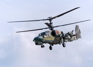 ZHUKOVSKY, RUSSIA - 25 Temmuz 2021: Kamov Ka-52 Timsah saldırı helikopteri MAKS-2021, Rusya.