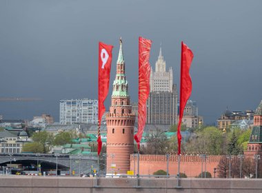MOSCOW - 14 Mayıs: Moskova Kızıl Meydanı. St. Basils Katedrali ve Spasskaya Kulesi 14 Mayıs 2018, Moskova, Rusya.