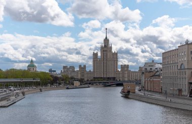 Güneşli yaz günü moskova nehir defne kremlin panorama .