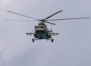 MOSCOW, Rusya - 7 Mayıs 2021: Moskova 'da geçit töreni. 2. Dünya Savaşı 'nda Moskova' da Zafer Geçidi 'nde Mi-8AMTK helikopterleri havada uçuyor.