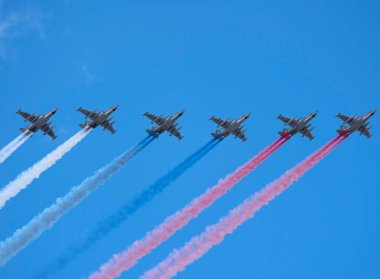 MOSCOW, Rusya - 7 Mayıs 2021: Moskova 'da geçit töreni. Rus savaşçılardan oluşan bir grup Sukhoi Su-25 Moskova, Rusya 'da 2. Dünya Savaşı' nda zafer geçidinde gökyüzünde Rus bayrağını boyadı.