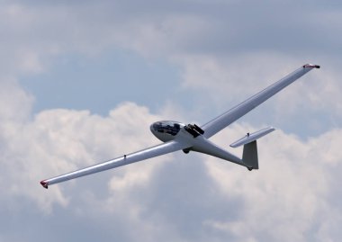 MOSCOW REJON, CHERNOE HAVA 22 Mayıs 2021: moto planör AC4-115 Gökyüzü Havacılık Festivali, teori ve uygulama.