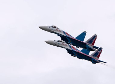 Moskova Rusya Zhukovsky Havaalanı 25 Temmuz 2021: Uluslararası havacılık salonu MAKS-2021 'in Su-35 uçakları ile Rus Aerobatik Takımı.