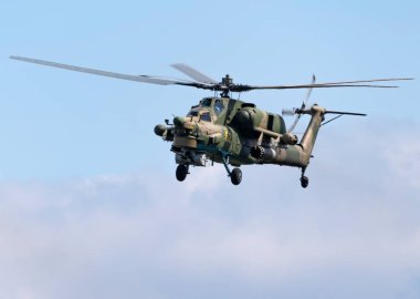KUBINKA, RUSSIA - 15 Mayıs 2021: saldırı helikopterleri Mil Mi-28, STRIZHI Aerobatik Ekibi 30..