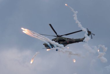 KUBINKA, RUSSIA - 15 Mayıs 2021: saldırı helikopterleri Mil Mi-28, STRIZHI Aerobatik Ekibi 30..