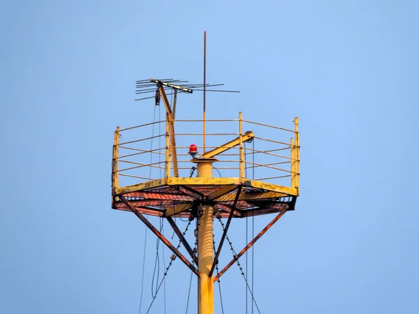 电视和移动电话信号通讯塔 — 图库照片