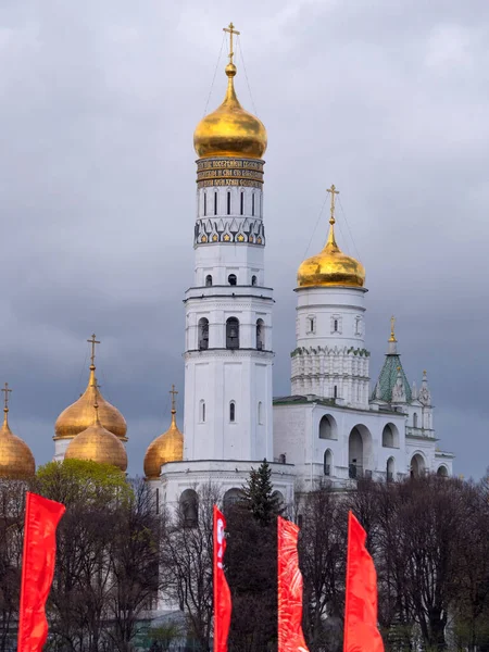 Gouden Koepel Met Orthodox Kruis Close Een Blauwe Hemel Achtergrond — Stockfoto