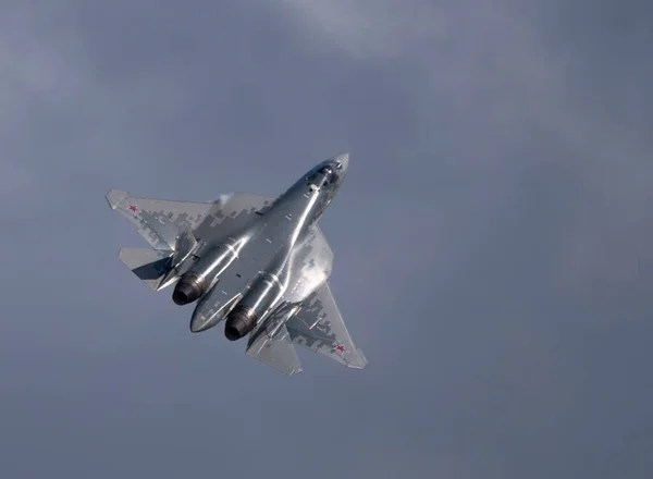 2021年7月25日莫斯科俄罗斯朱科夫斯基机场 俄罗斯Su 57国际航空航天沙龙Maks 2021最新战役示范 — 图库照片