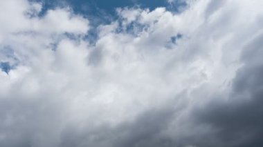 Uçan bulutlarda zaman kaybı. Arka plan. Kuş yok, titreme yok..