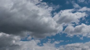 Uçan bulutlarda zaman kaybı. Arka plan. Kuş yok, titreme yok..