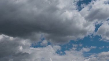 Uçan bulutlarda zaman kaybı. Arka plan. Kuş yok, titreme yok..