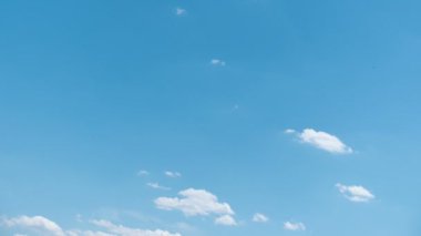 Uçan bulutlarda zaman kaybı. Arka plan. Kuş yok, titreme yok..