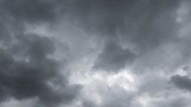 Uçan bulutlarda zaman kaybı. Arka plan. Kuş yok, titreme yok..