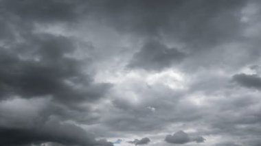 Uçan bulutlarda zaman kaybı. Arka plan. Kuş yok, titreme yok..
