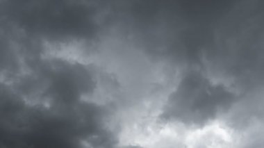Uçan bulutlarda zaman kaybı. Arka plan. Kuş yok, titreme yok..