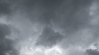 Uçan bulutlarda zaman kaybı. Arka plan. Kuş yok, titreme yok..