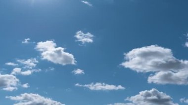 Uçan bulutlarda zaman kaybı. Arka plan. Kuş yok, titreme yok..