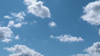 Uçan bulutlarda zaman kaybı. Arka plan. Kuş yok, titreme yok..