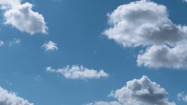 Uçan bulutlarda zaman kaybı. Arka plan. Kuş yok, titreme yok..