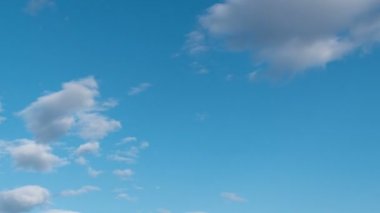 Uçan bulutlarda zaman kaybı. Arka plan. Kuş yok, titreme yok..