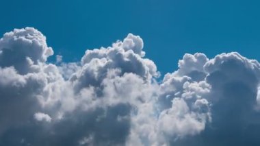 Uçan bulutlarda zaman kaybı. Arka plan. Kuş yok, titreme yok..