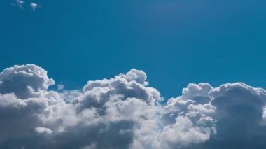 Uçan bulutlarda zaman kaybı. Arka plan. Kuş yok, titreme yok..