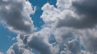 Uçan bulutlarda zaman kaybı. Arka plan. Kuş yok, titreme yok..