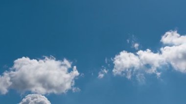 Uçan bulutlarda zaman kaybı. Arka plan. Kuş yok, titreme yok..