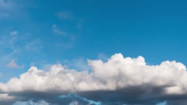 Uçan bulutlarda zaman kaybı. Arka plan. Kuş yok, titreme yok..