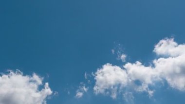 Uçan bulutlarda zaman kaybı. Arka plan. Kuş yok, titreme yok..