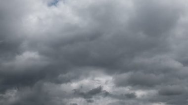 Uçan bulutlarda zaman kaybı. Arka plan. Kuş yok, titreme yok..