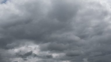 Uçan bulutlarda zaman kaybı. Arka plan. Kuş yok, titreme yok..
