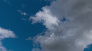 Uçan bulutlarda zaman kaybı. Arka plan. Kuş yok, titreme yok..