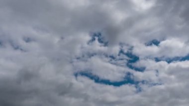 Uçan bulutlarda zaman kaybı. Arka plan. Kuş yok, titreme yok..